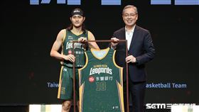 ▲TPBL台啤永豐雲豹開季記者會，球員高錦瑋贈送冠軍球衣給贊助商永豐銀行總經理莊銘福。（圖／記者劉彥池攝影）