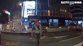 北市楊男對艋舺公園劉姓駐衛警飆罵髒話，慘遭對方壓制後耍賴不起身。（圖／翻攝畫面）