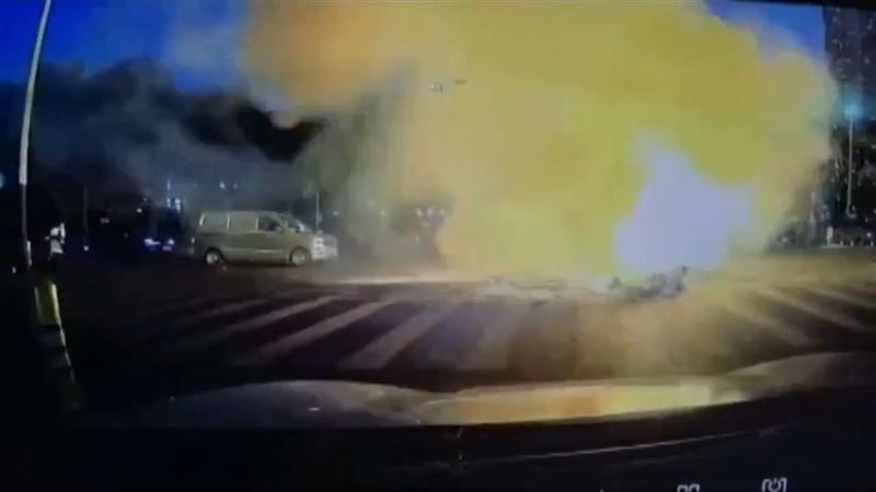 電動機車半路爆炸　中國男瞬變「火燒人」