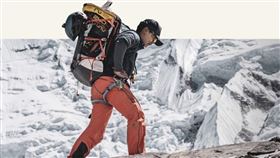 雪巴人仁吉（Nima Rinji Sherpa）今早登上西藏海拔8027公尺的希夏邦馬峰（Shisha Pangma）峰頂，完成他攀登全球最高峰峰群的任務。（圖／翻攝自Nima Rinji Sherpa臉書）

