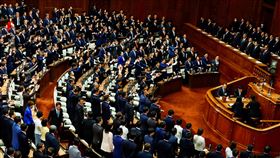 日本眾議院今天下午召開本會議（類似立法院院會）正式解散。（圖／路透社／達志影像）