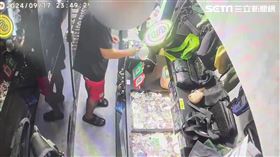  北市鍾男進入公館商圈的無人商店，持竹筷夾取3張玩具鈔遭送辦。（圖／翻攝畫面）