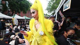 立法院外40民團串連  妮妃雅到場聲援（3）立法院會21日繼續處理藍、白所提國會職權相關修法，場外聚集約40個民間團體要求藍、白立委正視人民訴求，現場輪番進行街頭開講，魯保羅變裝皇后秀冠軍得主妮妃雅下午以招牌黃色服裝現身立法院外聲援。中央社記者王騰毅攝  113年5月21日