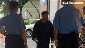 女碩生男友全程緊跟一旁，默默陪同。（圖／記者黃翎瑄攝）