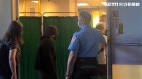 肇事的簡女也在稍早趕抵醫院。（圖／記者黃翎瑄攝）