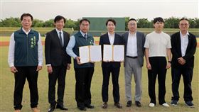 台南市長黃偉哲代表市府與韓國樂天巨人棒球隊正式簽署合作備忘錄