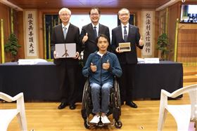 ▲法務部長鄭銘謙（中）表示，犯保與慈濟的跨域合作，使重傷被害人支持工作更邁進一大步。（圖／犯保協會提供）