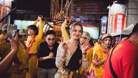 ▲波蘭人Anna體驗鑽轎底，現場水瀉不通。（圖／陳乃瑋攝影）