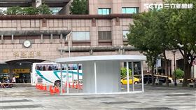 板橋車站前廣場出現大型圓柱體，讓網友聯想到耶誕城，直呼是板橋人的惡夢。（圖／原PO授權提供）