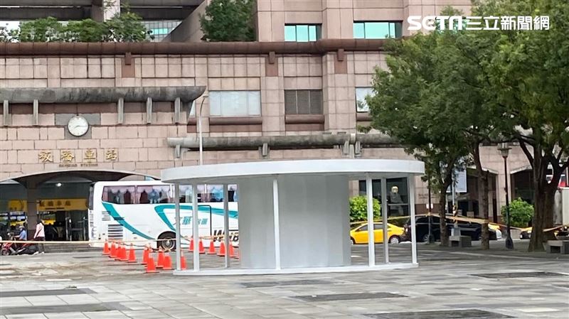 板橋車站前突多圓柱體　在地人嘆：是惡夢