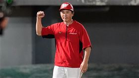 ▲味全龍總教練葉君璋在例行賽最終戰化身三壘指導教練。（圖／味全龍提供）