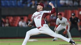 ▲樂天桃猿新洋投威斯佛（Luke Westphal）開箱。（圖／樂天桃猿提供）