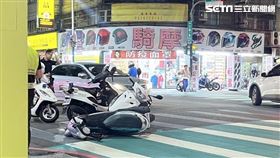 下班尖峰時間，新泰路口發生機車擦撞意外。（圖／記者黃翎瑄攝）
