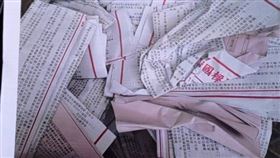大批「罷樑投票通知單」遭丟棄（圖／基隆市議會民進黨團提供）