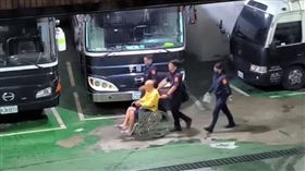 朱亞虎下囚車後，被警方推著輪椅護送。（圖／翻攝畫面）