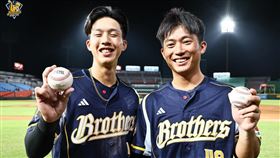 ▲中信兄弟張士綸、陳統恩敲出一軍首安、首打點。（圖／中信兄弟提供）