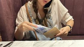 網紅張簡憶珊（Sunny）日前在返家途中，不慎遺失通告費。（圖／翻攝自張簡憶珊臉書）