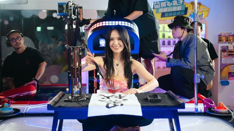 孫盛希寫書法也超辣　炸出傲人上圍噴鼻血