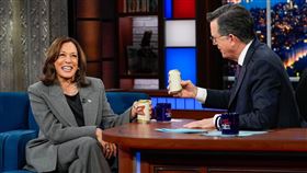 賀錦麗在脫口秀節目上，與主持人史蒂芬柯貝爾（Stephen Colbert）一起喝啤酒，展現親民形象。（圖／翻攝自賀錦麗臉書）

