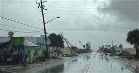 米爾頓登陸前幾小時，連電線桿都被吹壞。（圖／翻攝X）

