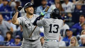 ▲史坦頓（Giancarlo Stanton）單場3安包括超前轟，洋基在分區系列賽聽牌。（圖／美聯社／達志影像）