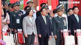 ▲113年國慶大會國歌領唱蔡英文、陳水扁唱國歌及向國旗國父鞠躬（圖／記者鄭孟晃攝影）  