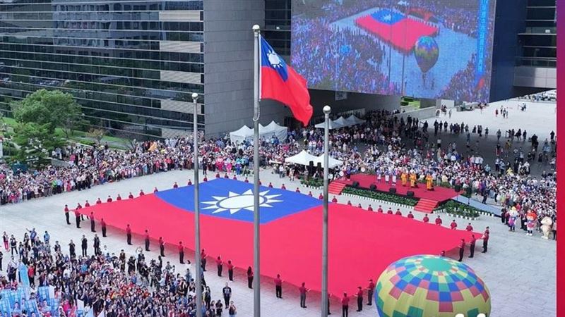 中市府升全國最大國旗　超過5000市民參與