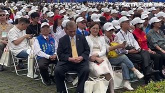 太累了？江啟臣85歲岳父國慶台下打瞌睡