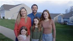 美國維吉尼亞州共和黨議員參選人安德森團隊釋出的影片中，看似是與老婆女兒互動的畫面，其實來自友人妻女的客串。（翻攝自Derrick Anderson for VA YT頻道）
