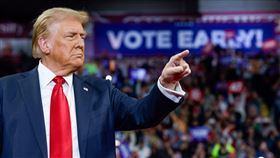 川普今天赴關鍵戰場州賓州演說造勢，矢言釋出美國能源和「鑽探」。（圖／翻攝自川普臉書）