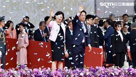 ▲113年國慶大會結束總統賴清德與第一夫人吳玫如向大家揮手致意（圖／記者鄭孟晃攝影）