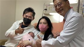 北市聯醫副總院長、婦產科醫師林陳立（右）為吳小姐（中）接生三胎。（圖／北市聯醫提供）
