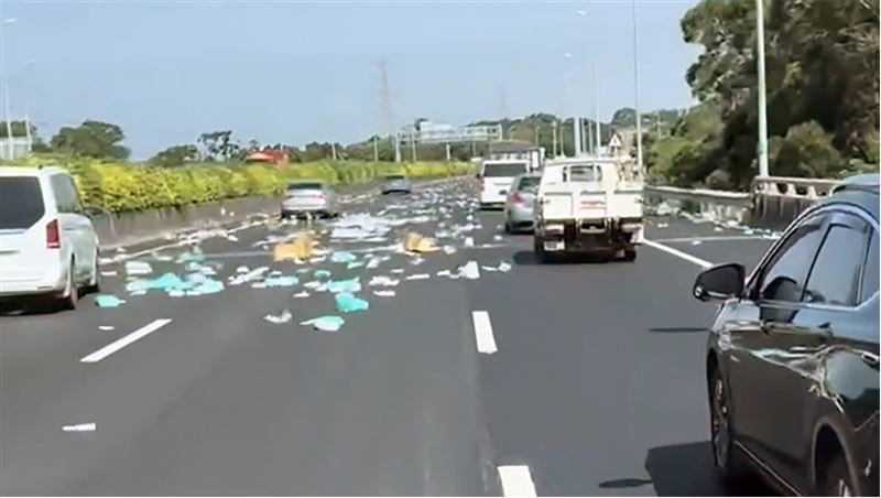國道3沙鹿段「衛生紙漫天飛」車輛急煞