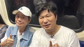 胡瓜跟黃西田搭捷運。（圖/《下面一位》提供）