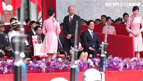 韓國瑜被禮賓人員提醒回座。