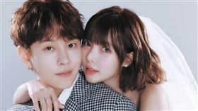 泫雅（右）和龍俊亨（左）要舉辦婚禮。（圖／翻攝自微博）