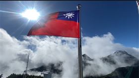 歡慶國慶日，玉山氣象站掛上國旗。（圖／氣象署）