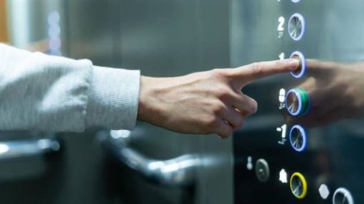 搭電梯「露鳥」頂女顧客屁股…還全程錄影