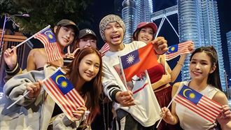 黃明志合體啦啦女神「揮中華民國國旗」