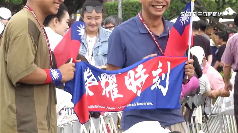 僑胞國旗裝賀雙十　喊：中華民國生日快樂