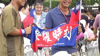 僑胞國旗裝賀雙十　喊：中華民國生日快樂