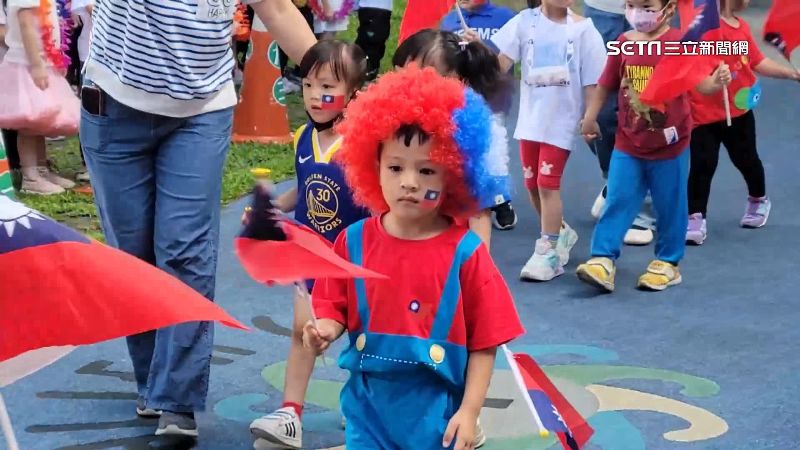 全台創意慶雙十　萌童國旗裝列隊前行