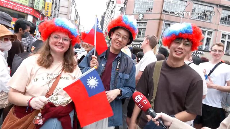 外國人「穿國旗」賀國慶　500件衣帽搶光