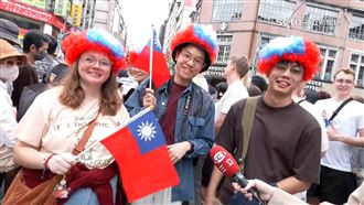 外國人「穿國旗」賀國慶　500件衣帽搶光