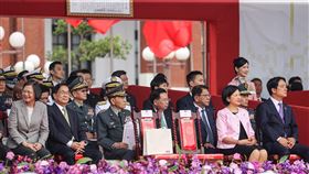 113年國慶大會  前總統獨缺馬英九中華民國中樞暨各界慶祝113年國慶大會10日在總統府前盛大舉行，總統賴清德（前右）與前總統蔡英文（前左）、陳水扁（前左2）等人同台觀禮，獨缺前總統馬英九。中央社記者鄭清元攝  113年10月10日