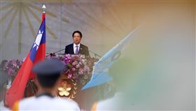 雙十國慶大會賴總統演說（1）總統賴清德（後）10日發表任內首次國慶演說，向中國喊話表示，世界各國長期支持、投資中國，無非就是期待一起為世界帶來貢獻，對內重視民生、對外維護和平。中央社記者趙世勳攝  113年10月10日