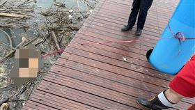 百齡橋浮屍頭部消失。（圖／翻攝畫面）