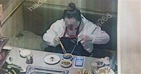 ▲中國一名女子故意在碗裡放蟲子，向多家海底撈敲詐勒索。（圖／翻攝自微博）

