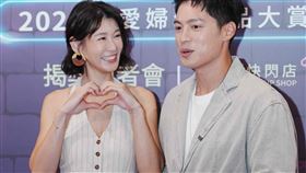 ▲許孟哲帶著蛋糕驚喜探班趙孟姿。（圖／媽媽寶寶提供）