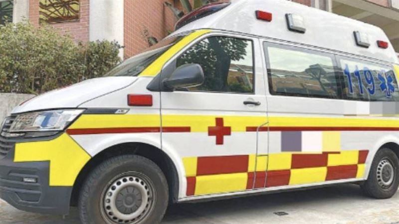 車內爆口角！妻重錘後視鏡手部慘割傷